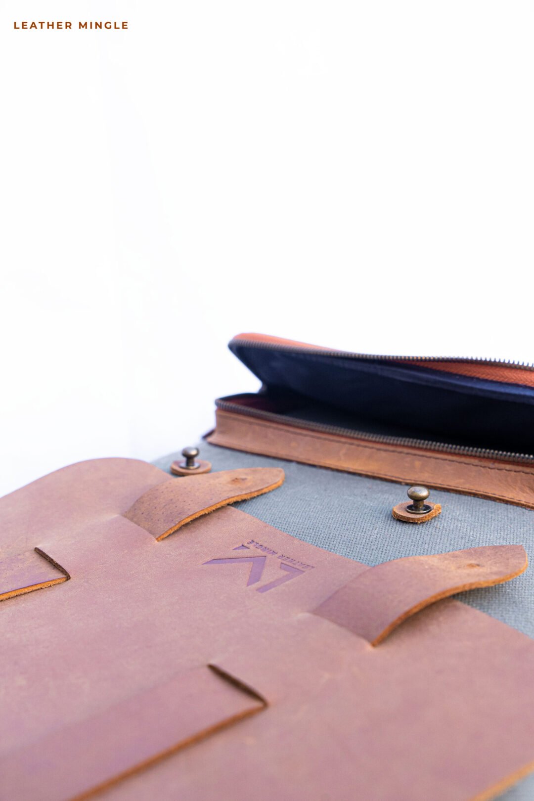 This Western Wallet For Women Combines Style And Functionality, Featuring Beautiful Craftsmanship And Ample Space For Cards And Cash.